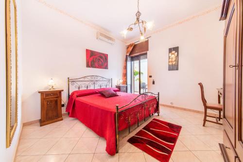 梅利萨诺Salento Sweet Home的一间卧室配有红色的床和红色毯子