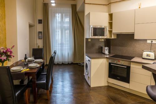 布达佩斯Dob Twenty Rooms的厨房、带桌子的用餐室和用餐室