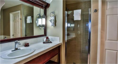 拉斯维加斯Tuscany Suites & Casino的一间带水槽和淋浴的浴室