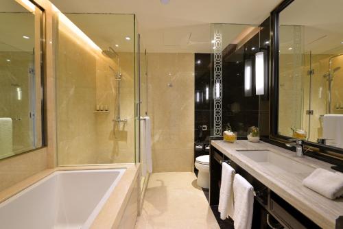 福州福州西湖大酒店的带浴缸、淋浴和盥洗盆的浴室