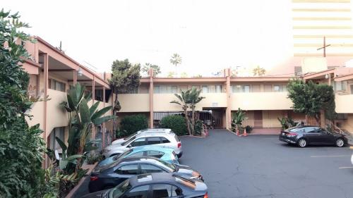 洛杉矶洛杉矶市中心酒店的停在停车场的一群汽车