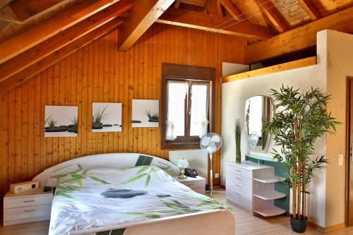 滨湖埃斯塔瓦耶Hôtel du Port - Free Parking - Breakfast included的一间卧室设有一张床和木墙