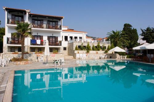 斯科派洛斯迪奥尼索斯酒店的大楼前设有游泳池的酒店
