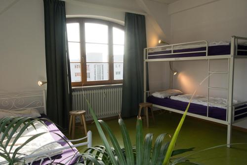 海德堡斯海德堡斯特菲旅舍的一间卧室配有双层床和窗户。