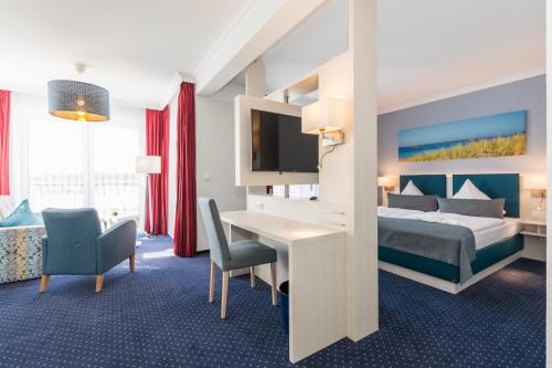 奥斯特巴德里克赫菲德尔加尼酒店的配有一张床和一张书桌的酒店客房