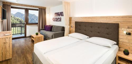 拉辛Hotel Almina的卧室配有一张白色的大床和一张沙发。