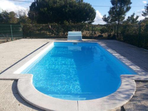 里戈尔Casa da Samouqueira的院子里的大型蓝色游泳池