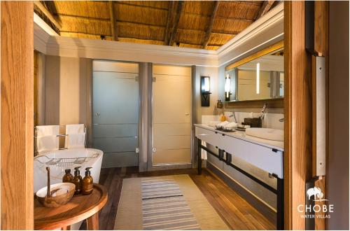 Kasika乔贝水域山林小屋的浴室设有2个水槽和镜子