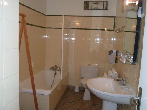 洛特河畔的维伦纽夫拉雷希当斯酒店的带浴缸、卫生间和盥洗盆的浴室