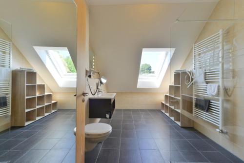 塞尔布沙德沃尔浮耳酒店的一间带卫生间的浴室和两个窗户。