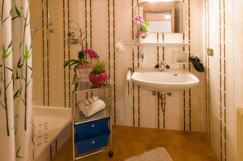 麦尔迪娜加尼雷德酒店的小型浴室设有水槽和浴缸。