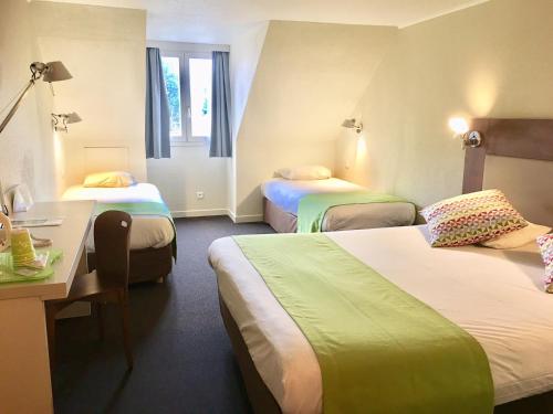 多维尔钟楼道维拉圣阿奴特酒店的酒店客房配有两张床和一张书桌
