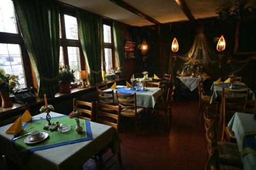 科隆豪斯韦塞尔酒店的用餐室设有桌椅和窗户。