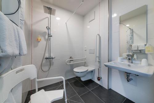 辛根艺术与风格旅舍的白色的浴室设有卫生间和水槽。