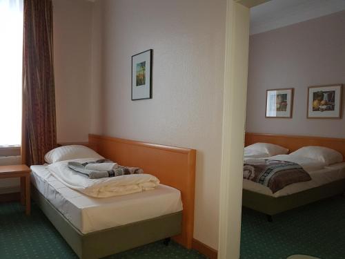 汉堡Mediterran的一间客房内配有两张床的房间