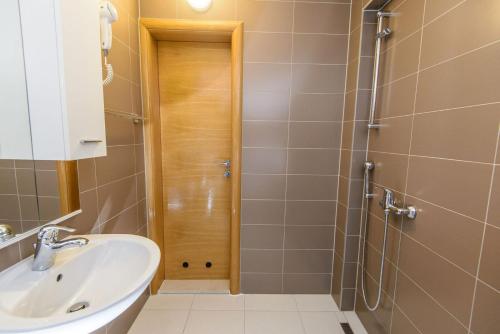 萨拉热窝马哈拉之家的一间带水槽和淋浴的浴室