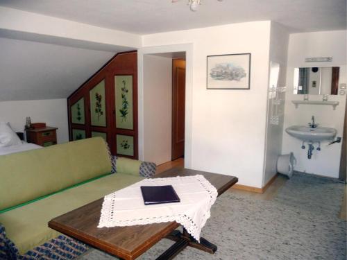 瓦德林Millinger Appartements的客厅配有沙发和桌子
