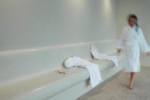 萨布盖鲁蒙塔尼亚乡村酒店的浴缸里带毛巾的女浴室