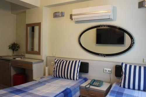 伊兹密尔因韦福酒店的一间卧室配有床、镜子和水槽