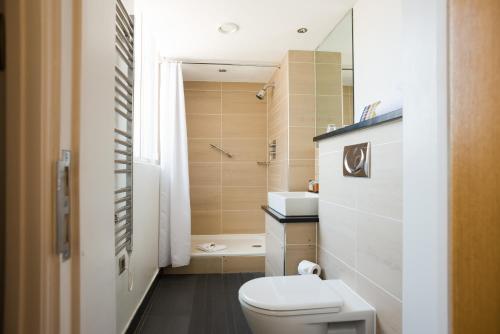 谢菲尔德利奥波特酒店的一间带卫生间和淋浴的小浴室