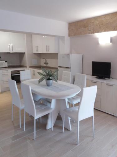 科马鲁加Apartamento Torre Sant Salvador的白色的厨房配有白色的桌子和椅子