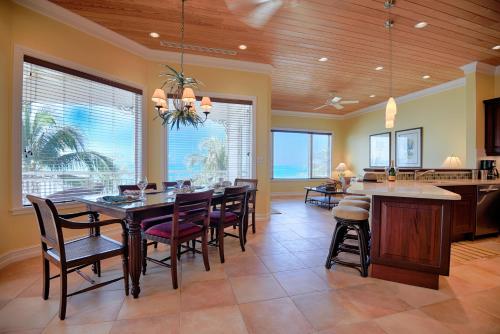 Seymourʼs圣玛丽亚海湾海滩度假村和别墅的一间带桌子和椅子的用餐室