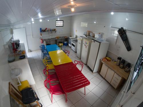 弗洛里亚诺波利斯Eco Box Hostel的厨房的顶部景色,设有红色和黄色的桌子