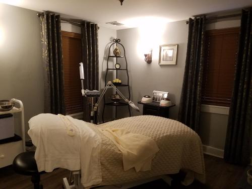 因特考斯因特考斯村宾馆及Spa的一间卧室配有一张床和一盏灯