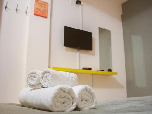 莫罗圣保罗莫罗圣保罗拉加托旅馆的电视机房间里一堆毛巾
