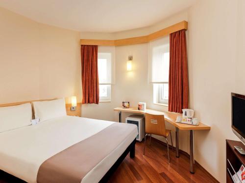 埃斯基谢希尔宜必思埃斯基谢希尔酒店的酒店客房设有一张大床和一张书桌。