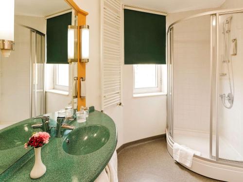 埃斯基谢希尔宜必思埃斯基谢希尔酒店的一间带绿色水槽和淋浴的浴室