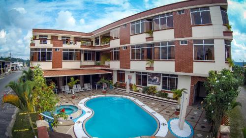Archidona帕尔马尔德尔里奥高级酒店的公寓大楼前方设有游泳池