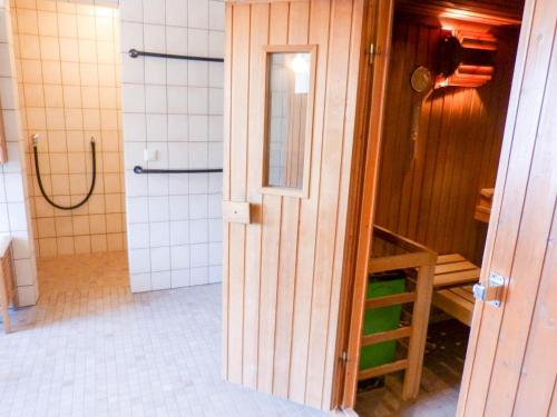维滕Haus Therese *FeWo 8*的带淋浴和卫生间的浴室。