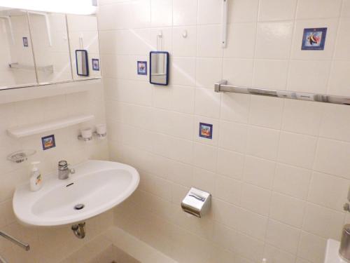 维滕Ferienwohnung *Mein Meerblick*的白色的浴室设有水槽和镜子