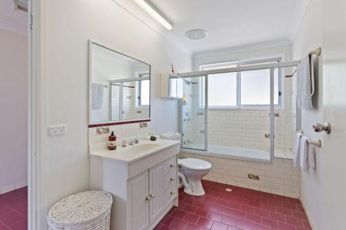 土乌巴Clifford Park Motor Inn的白色的浴室设有水槽和卫生间。