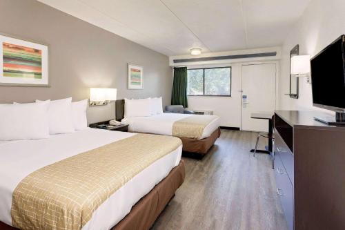 亚特兰大旅程住宿 - 学院公园酒店的酒店客房设有两张床和一台平面电视。