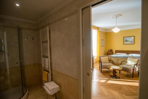 瓦伦纳奥利维多酒店的带淋浴的浴室和卧室
