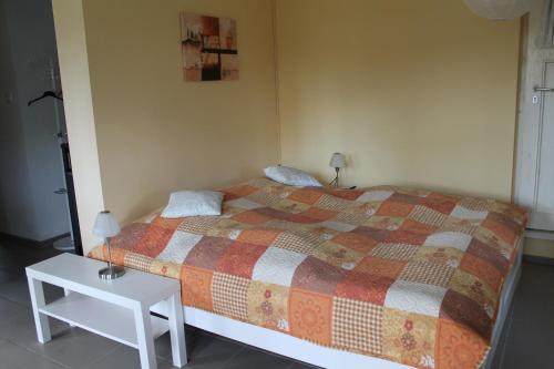 GondershausenZur alten Schreinerei的卧室配有1张床和1张白色桌子