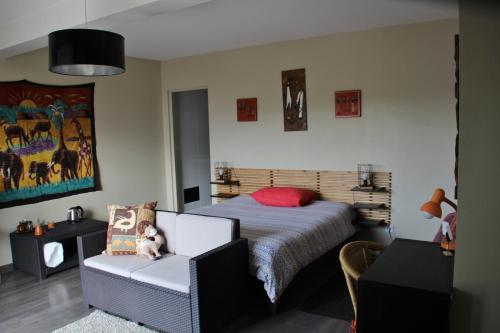 圣皮耶尔代科尔普乐阿尔莎斯乐住宿加早餐旅馆的一间卧室配有一张床和一把椅子