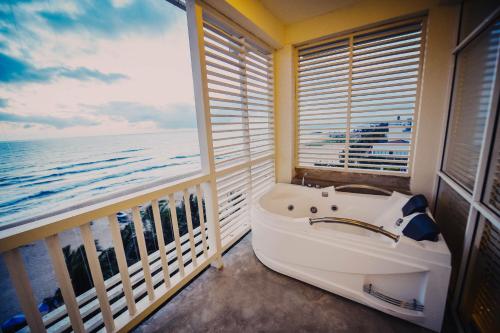 尼甘布Beacon Beach Hotel Negombo的海景阳台设有浴缸。