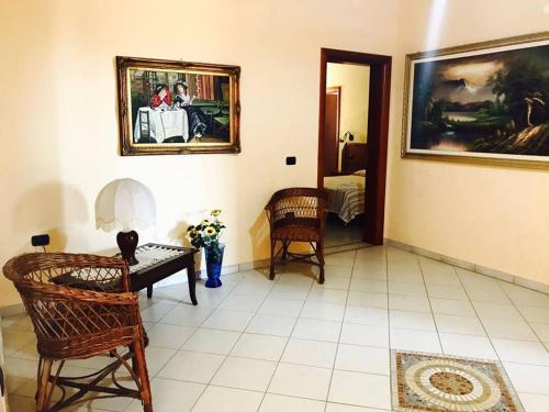 利卡斯戴勒拉迪卡纳塔餐厅酒店的客厅配有椅子、桌子和绘画