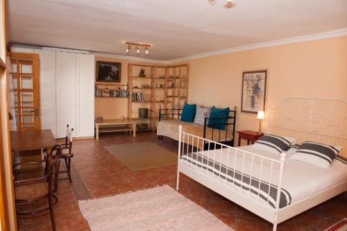 拉奥罗塔瓦Finca Los Pajares的一间卧室设有一张床和一间用餐室