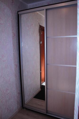 Leninsk-KuznetskiyОднокомнатная квартира的玻璃门,镜子在房间内