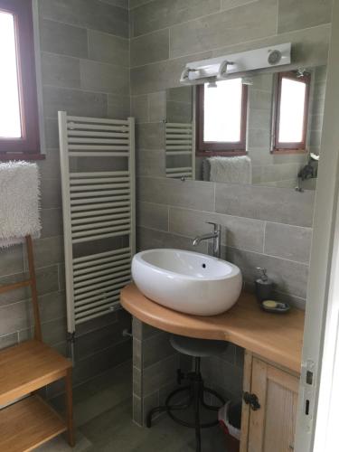CorencStudio Montfleury的浴室设有白色水槽和镜子