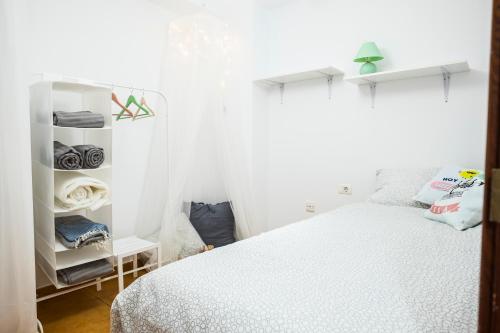 拉斯加莱塔斯Cosy Apartment 6 places Canarian Life的卧室配有白色的床和衣柜。