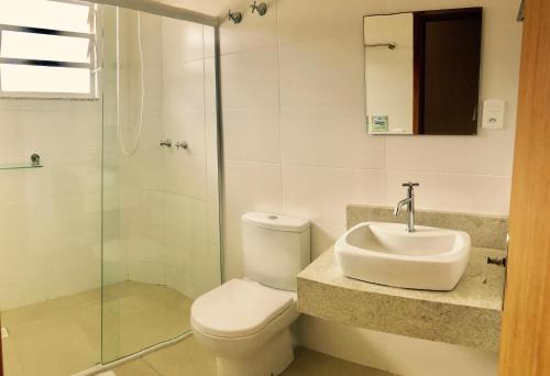 皮涅拉Hotel Pousada Santos的浴室配有卫生间、盥洗盆和淋浴。