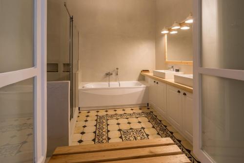 雅典艺术装饰公寓的一间浴室