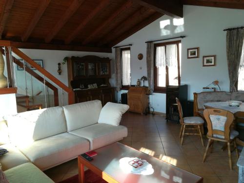 MontagnolaCasa Olivo的客厅配有沙发和桌子