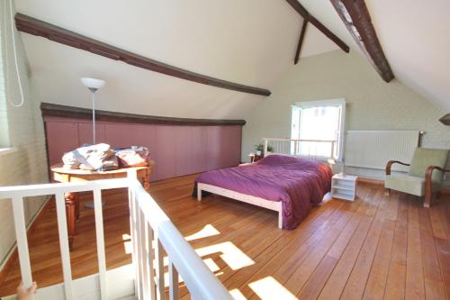 布鲁塞尔花园旅馆的一间卧室配有一张床,铺有木地板