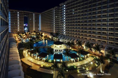 马尼拉酾尔公寓的享有酒店游泳池的顶部景色